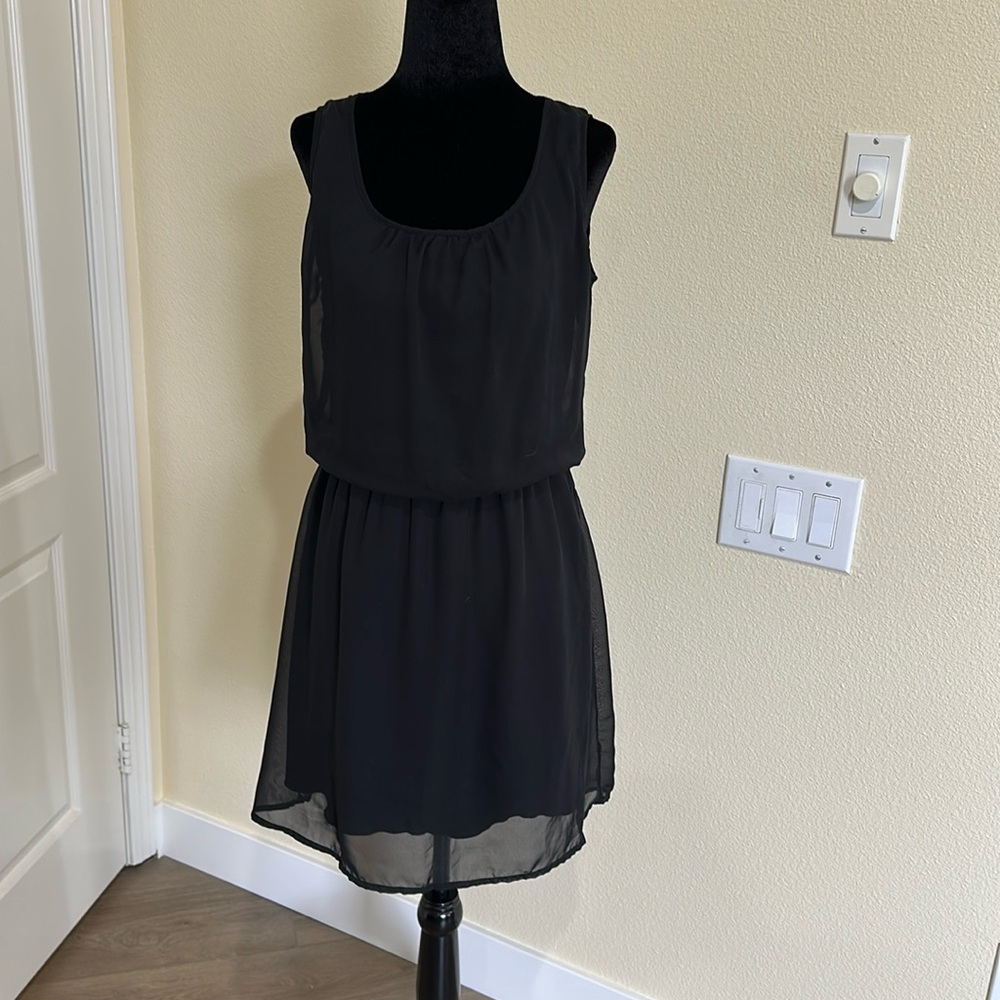 Simple pull on chiffon black sleeveless fully lined mini dress. Speechless M